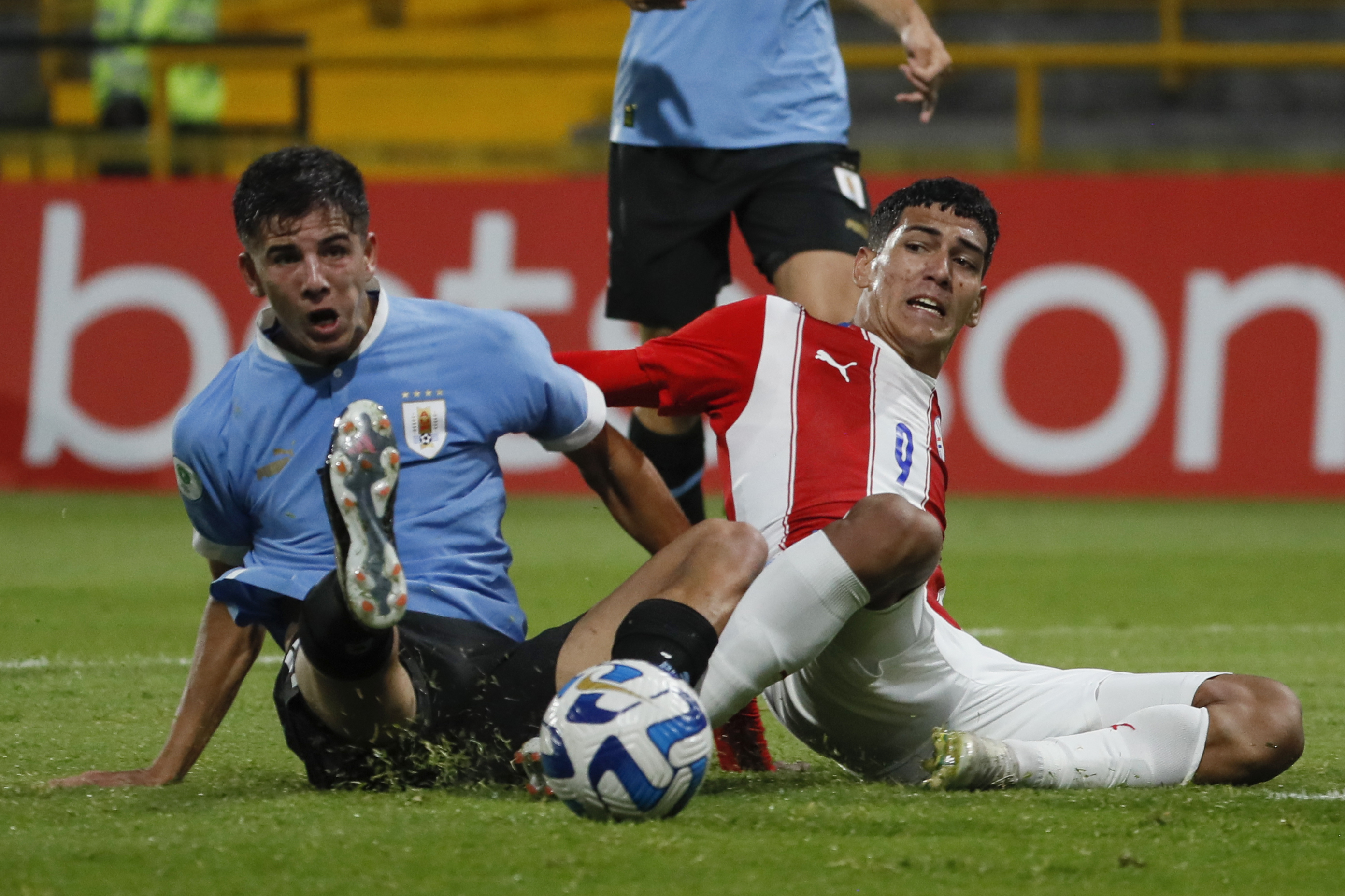 Sudamericano: Uruguay le ganó a Paraguay en el cierre y se ilusiona con el título