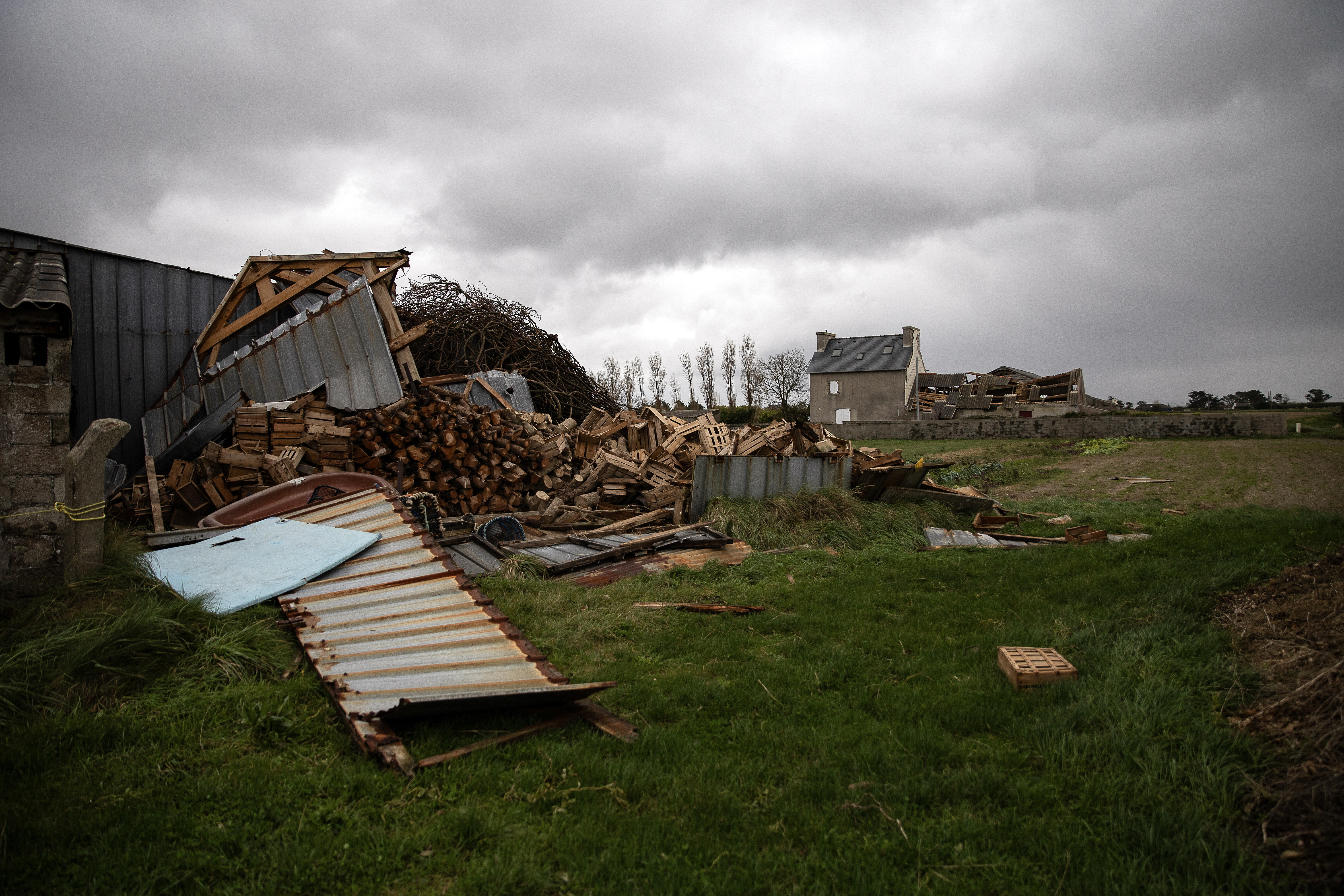Kerlouan (France), 02/11/2023.- Damage is seen on a property after the passing of storm Ciaran in Kerlouan, in the Finistere department of Brittany, northwestern France, 02 November 2023. A red alert for high winds and flooding was issued for the Finistere department as storm Ciaran battered north-west France. French Interior Minister Gerald Darmanin said that at least one person has died in France, and at least 16 others were injured, including seven firefighters. (tormenta, Francia) EFE/EPA/VINCENT FEURAY