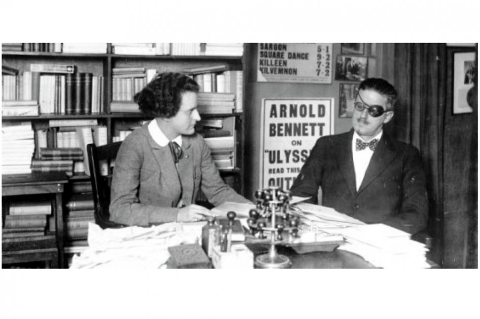 Sylvia Beach y James Joyce en la librería Shakespeare and Company.