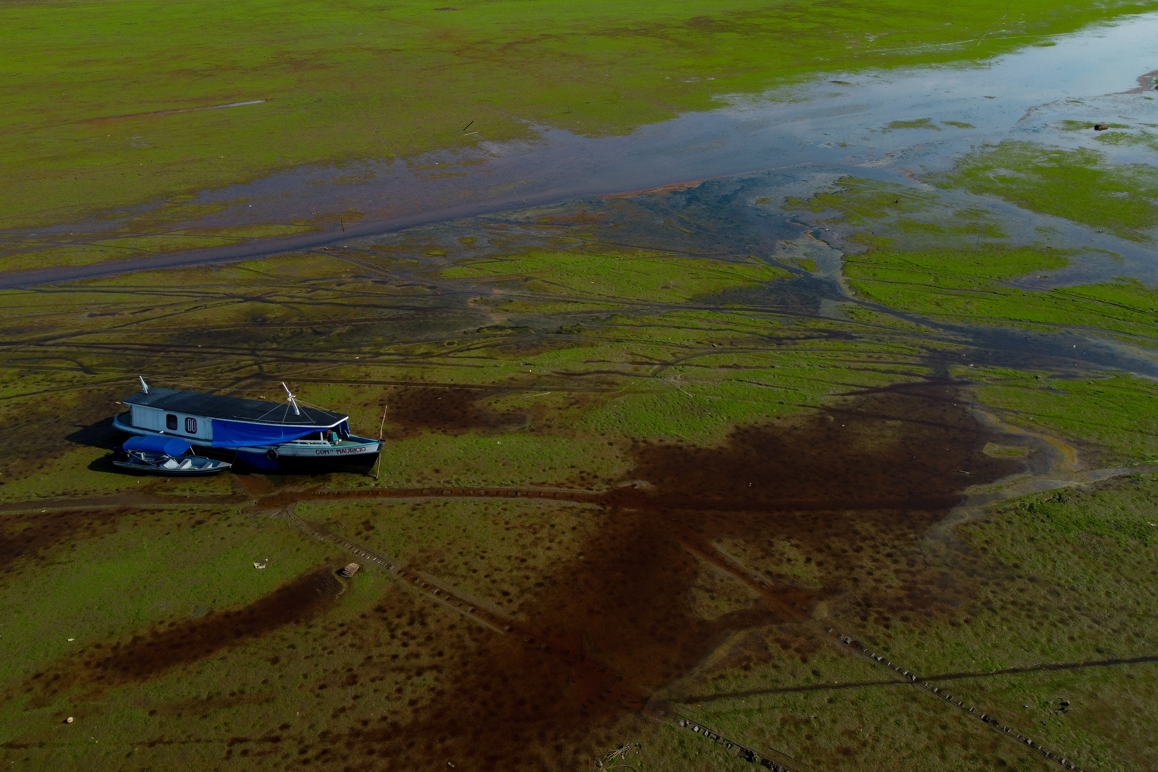 Barcos varados y desabastecimiento: así se ve la grave sequía en la Amazonia