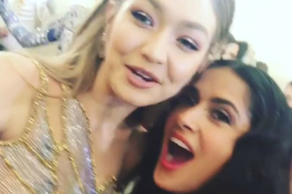 Salma Hayek se volvió «groupie» para complacer a sus hijas