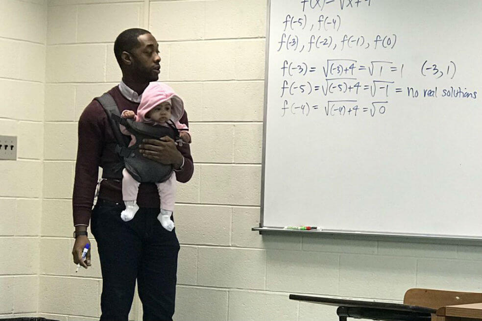 Un profesor universitario cuidó a la bebé de un alumno en clase y su imagen le dio la vuelta al mundo