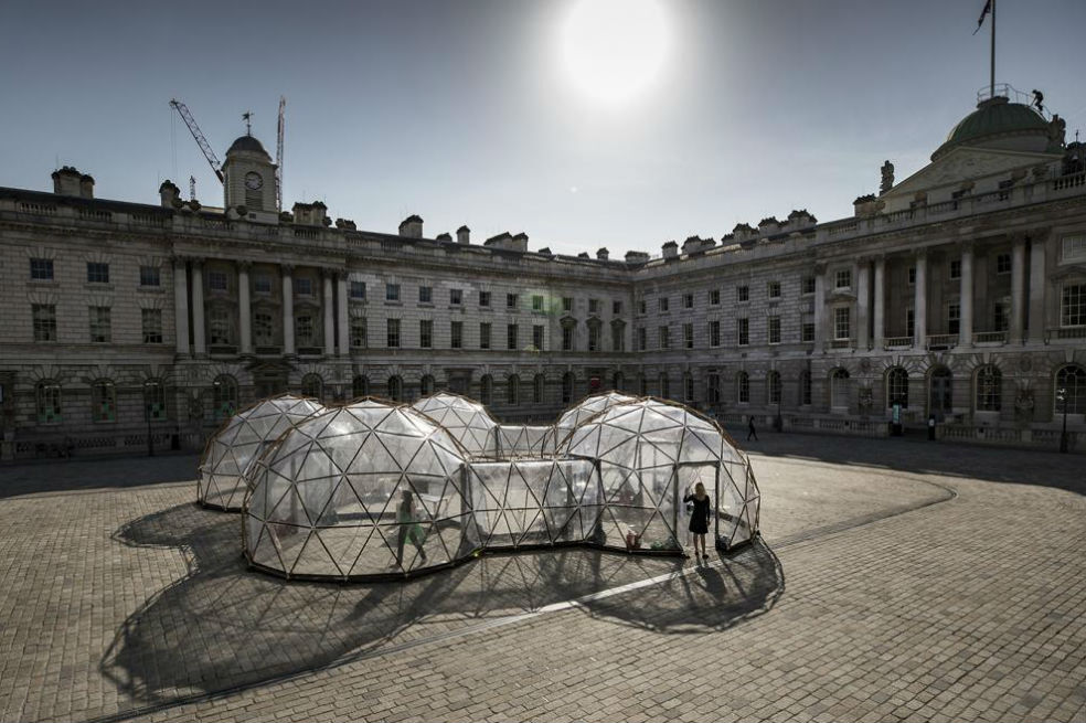 El artista que da un tour por los aires más contaminados del mundo