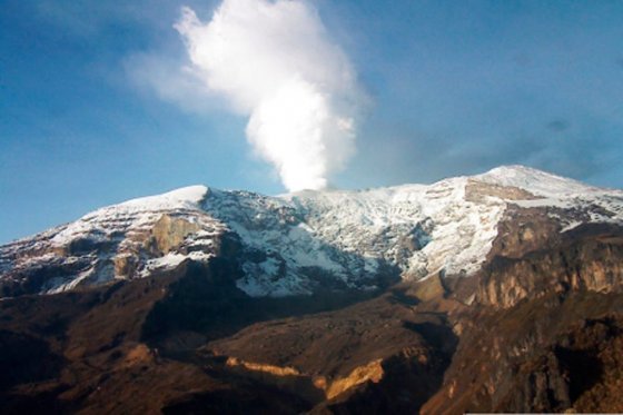 Activan plan de contingencia por actividad sísmica en el volcán Nevado del Ruiz
