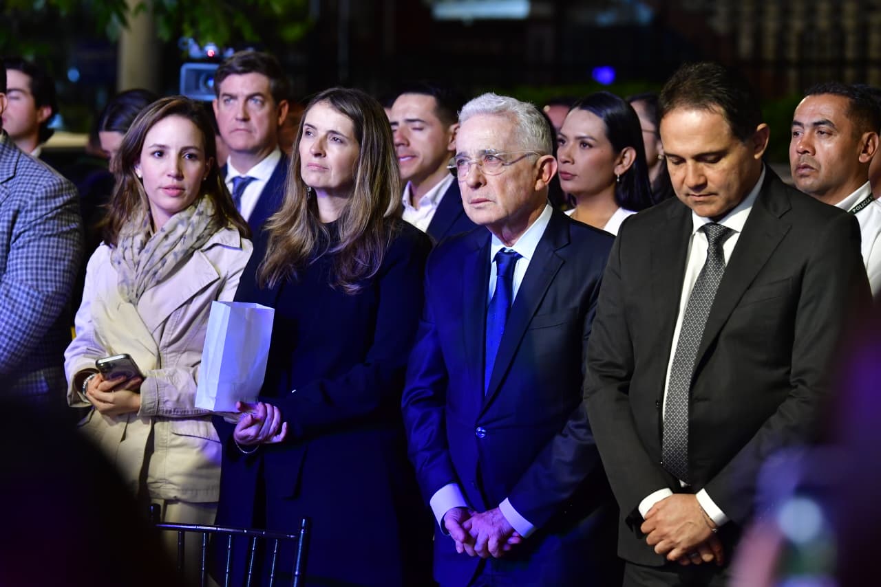 Tras un año de la muerte de Miguel Uribe Turbay, su familia junto a varios congresistas realizaron un homenaje a la memoria del senador en la Parroquia La Inmaculada Concepción, para luego develar su monumento en el antiguo parque “El Golfito”, que ahora lleva su nombre.
