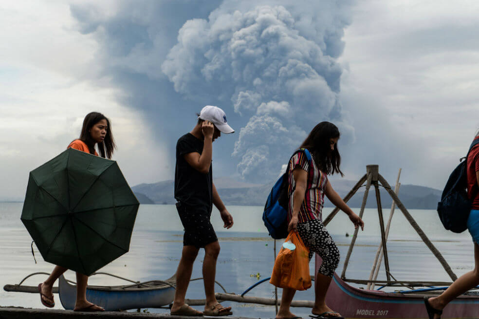 En fotos: el volcán Taal tiñe de gris parte de Filipinas y se mantiene la alerta máxima