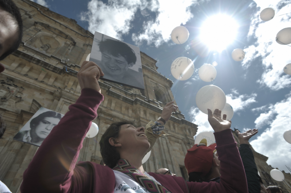 107 globos cubrieron la plaza de Bolívar en homenaje a las víctimas del avión de Avianca