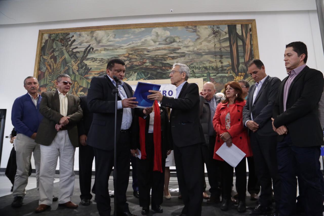 Conozca los compromisos de paz de 30 excombatientes guerrilleros y "paras"