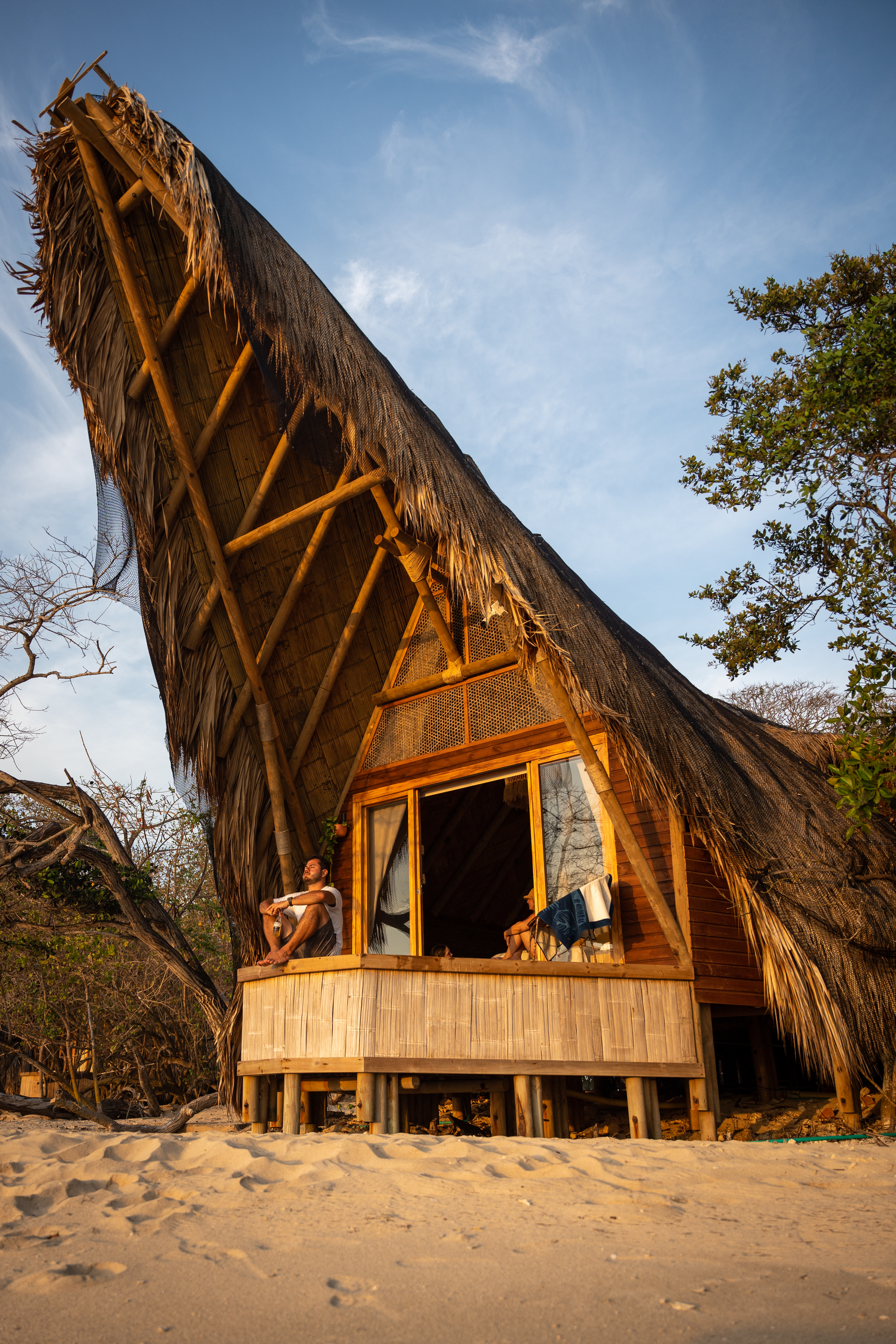 Diseñados para conectar con la naturaleza, los 20 bungalows fueron construidos con materiales sostenibles y para celebrar el sol. Con terraza y jacuzzi con vista al mar, es el espacio perfecto para relajarse y descansar.