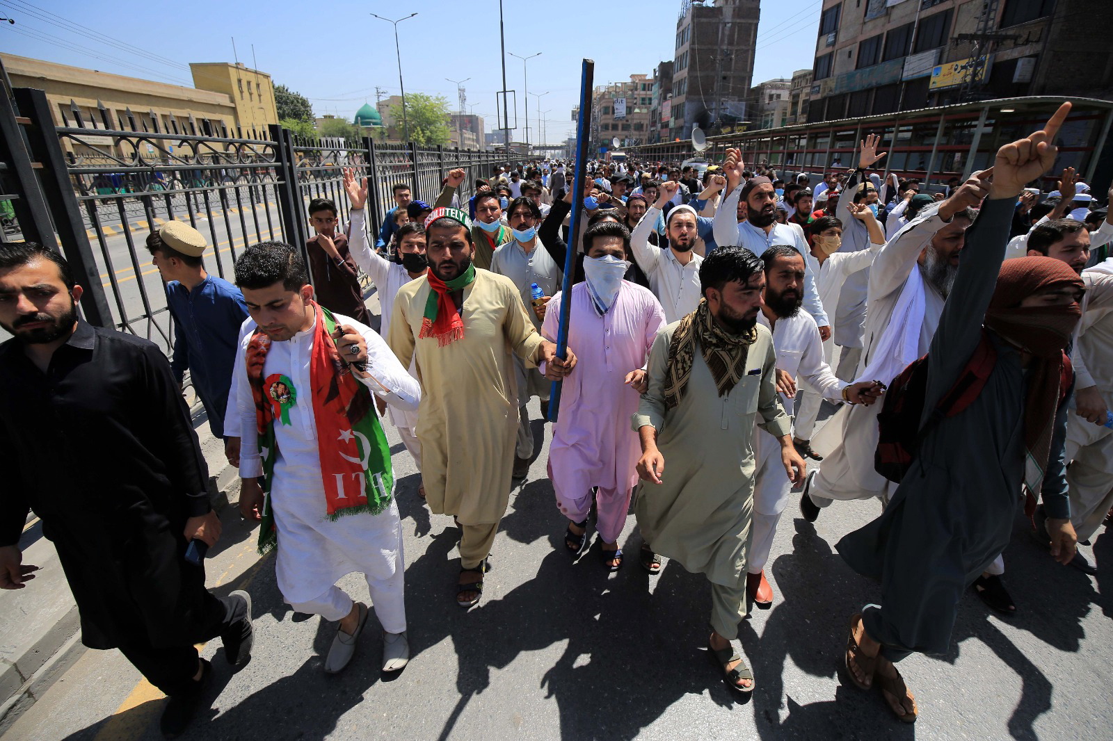Pakistán: van más de mil personas arrestadas; Twitter y Facebook, bloqueados