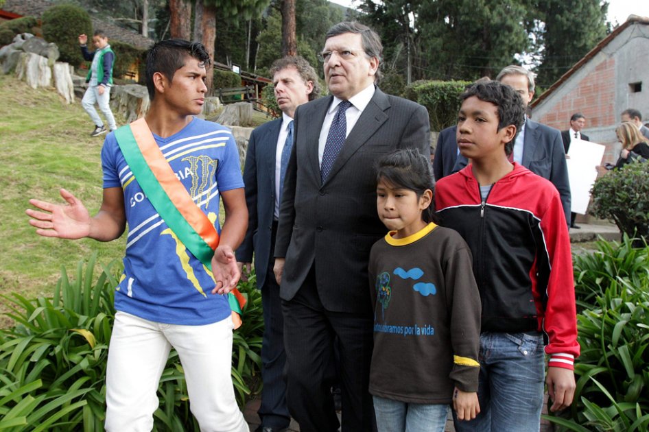 El presidente de la Comisión Europea, José Manuel Durao Barroso (c), durante su visita a la ciudadela de Muchachos Benposta./ EFE