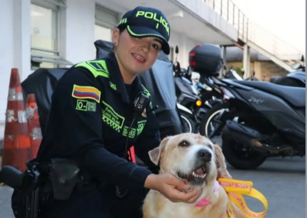 Tras perder a su cuidador, Chela fue adoptada por más de 260 policías de una estación