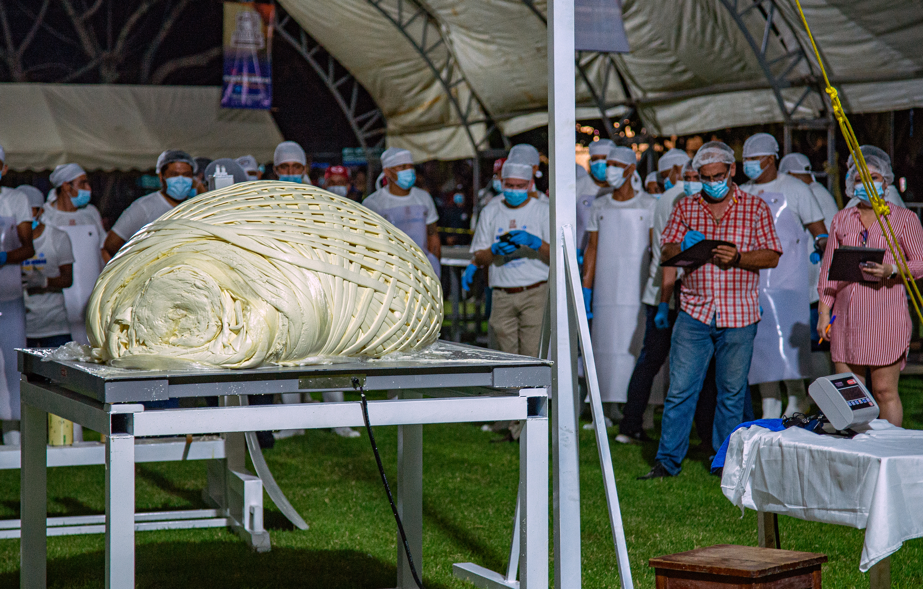 Chiapas rompió el Récord Guinness con la elaboración de la bola más grande de queso