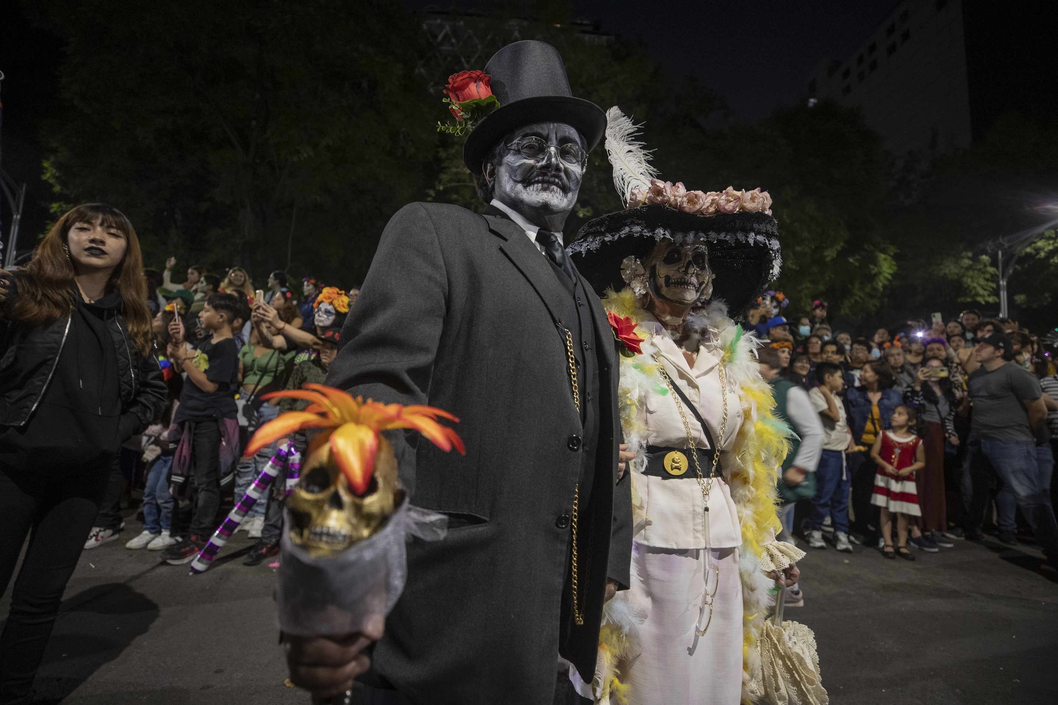 MEX9040.CIUDAD DE MÉXICO (MÉXICO), 22/10/2023.- Personas caracterizadas de Catrinas participan en la Procesión de Catrinas como parte de las celebraciones por el Día de Muertos, en Ciudad de México (México).Decenas de miles de mexicanos y turistas presenciaron este domingo la "Mega Procesión de las Catrinas", un desfile de esqueletos en Ciudad de México que sirve como antesala del Día de Muertos. EFE/Isaac Esquivel