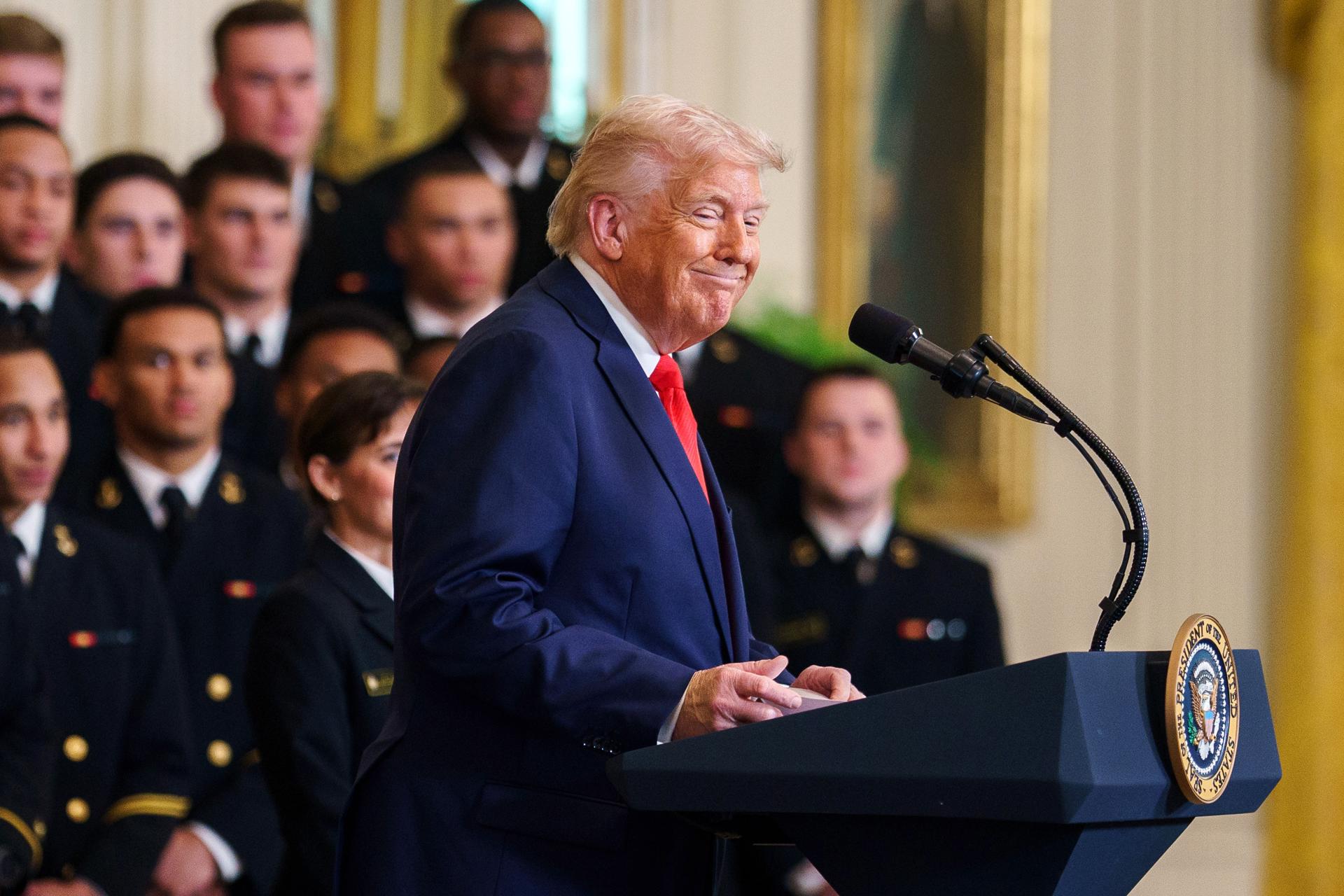 WASHINGTON (United States), 15/04/2025.- US President Donald Trump during a presentation of the Commander in Chief Trophy to US Navy Midshipmen in the East Room at the White House in Washington, DC, USA, on 15 April 2025. EFE/EPA/WILL OLIVER