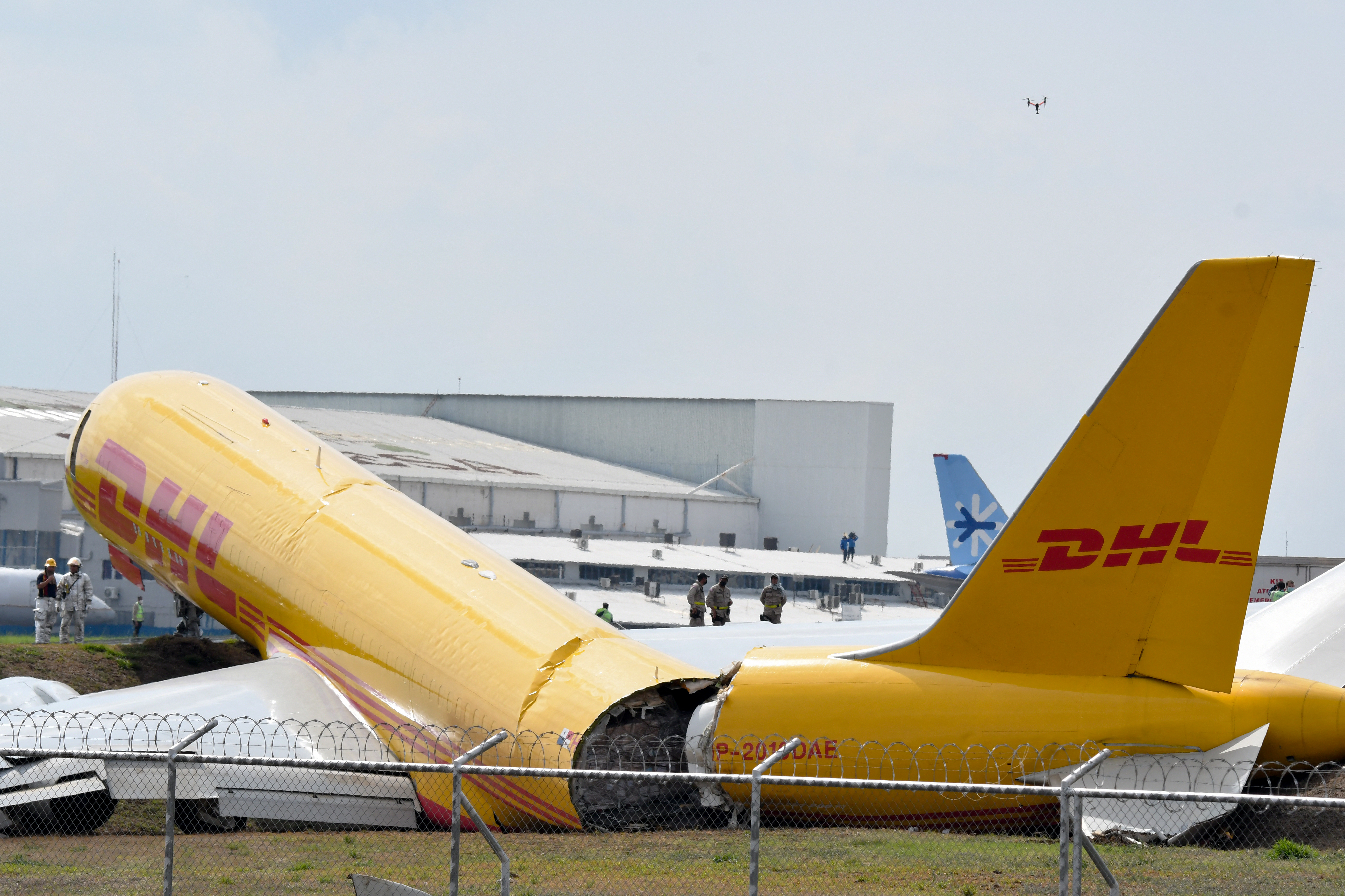 Avión de carga se partió en dos al aterrizar de emergencia en Costa Rica