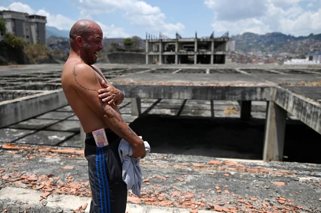 La vida en edificios abandonados en Venezuela, a la espera de las casas regaladas de Maduro