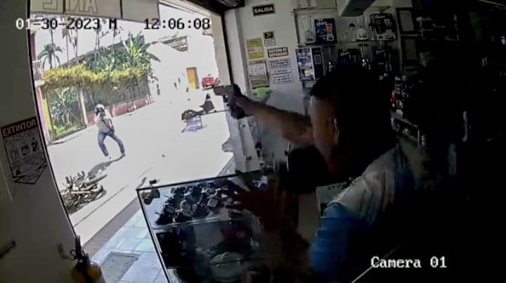 Video: vendedor se enfrentó a tiros con supuesto ladrón para defender su negocio