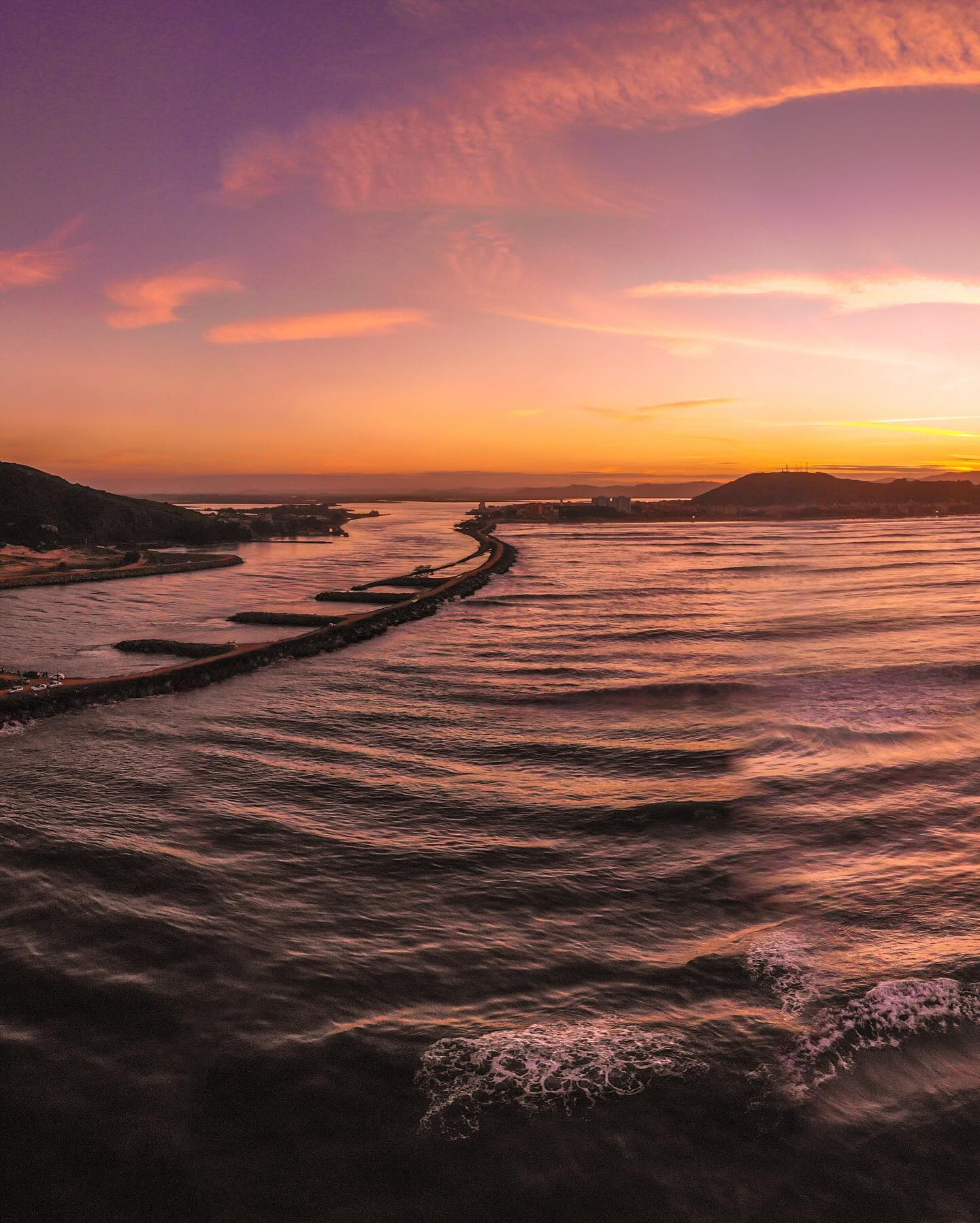 Praia do Rosa, en el sur de Brasil, es uno de los mejores lugares de Sudamérica para observar ballenas francas australes entre junio y noviembre, cuando estos gigantes del océano se acercan a la costa y sorprenden con saltos en los que pueden mostrar gran parte de su cuerpo. Sin embargo, más allá del avistamiento, esta playa de ambiente natural combina paisajes de ensueño, deportes como surf y trekking, una variada oferta gastronómica y actividades culturales,