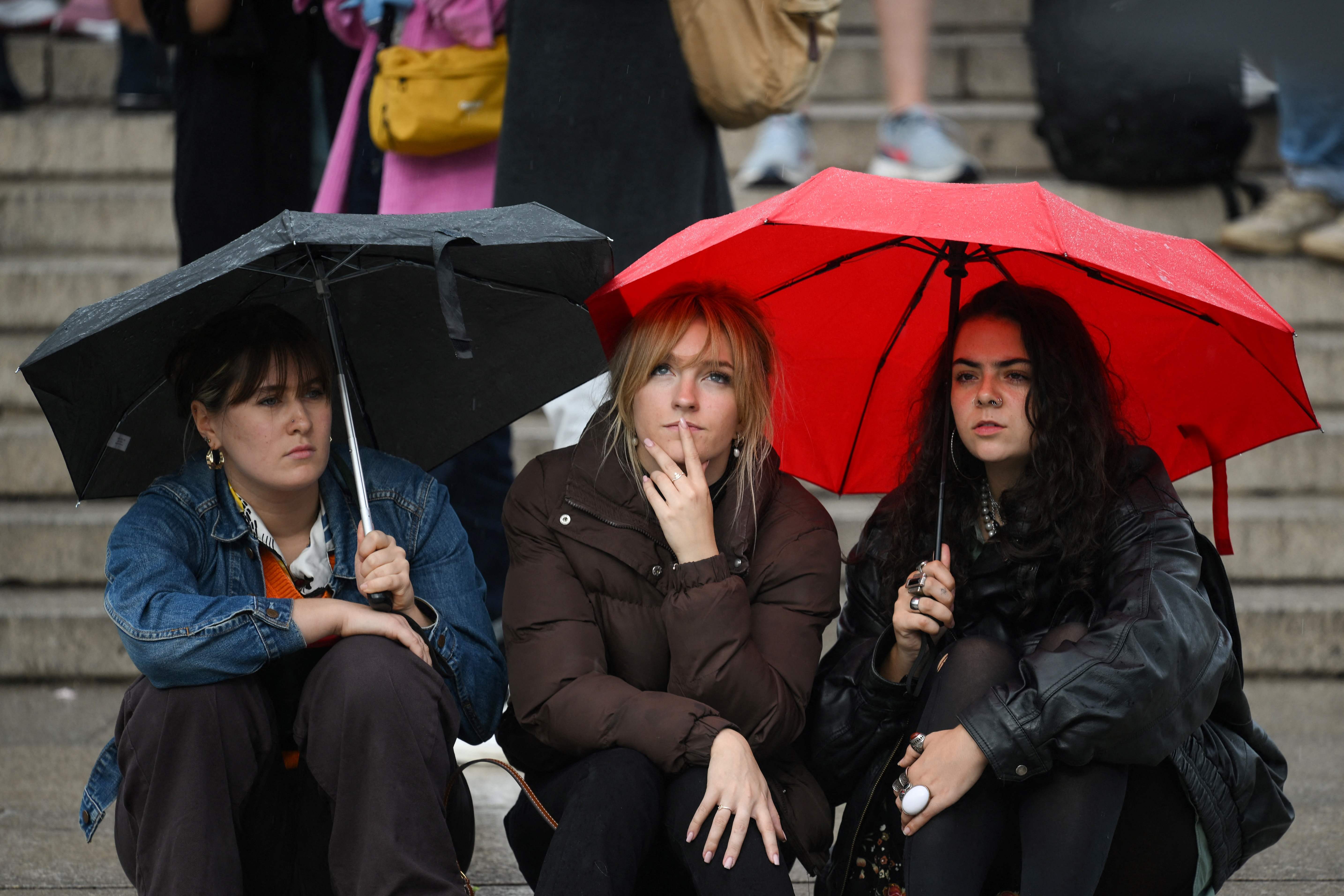 La gente se reúne frente al Palacio de Buckingham, en el centro de Londres.