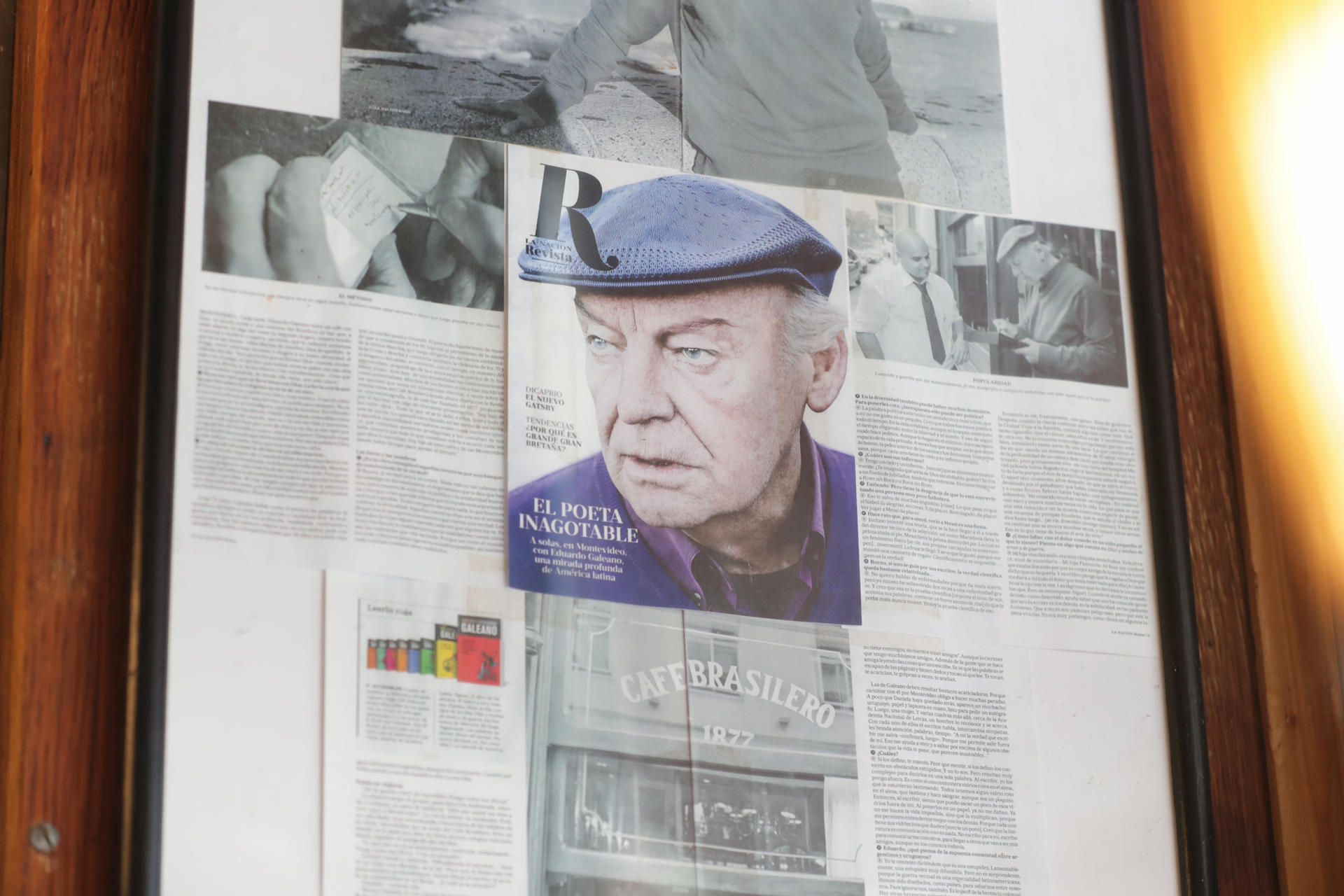 ACOMPAÑA CRÓNICA: URUGUAY EDUARDO GALEANO. AME8990. MONTEVIDEO (URUGUAY), 13/04/2025.- Fotografía del 9 de abril de 2025 de un cuadro con una imagen del escritor uruguayo Eduardo Galeano en el interior del Café Brasilero, en Montevideo (Uruguay). Coleccionista de "chanchitos" con los que se identificaba -al punto de firmar con uno-, anfitrión de asados en los que la parrilla era "una paleta de pintor" y dueño "en sentimiento" del café que bautizó como su "otra casa": así recuerdan, a diez años de su partida, al entrañable periodista y escritor uruguayo Eduardo Galeano. EFE/ Alejandro Prieto