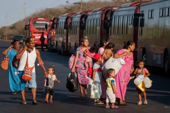 ‘No hay derecho a que deportaciones desde Venezuela continúen’: Vargas Lleras
