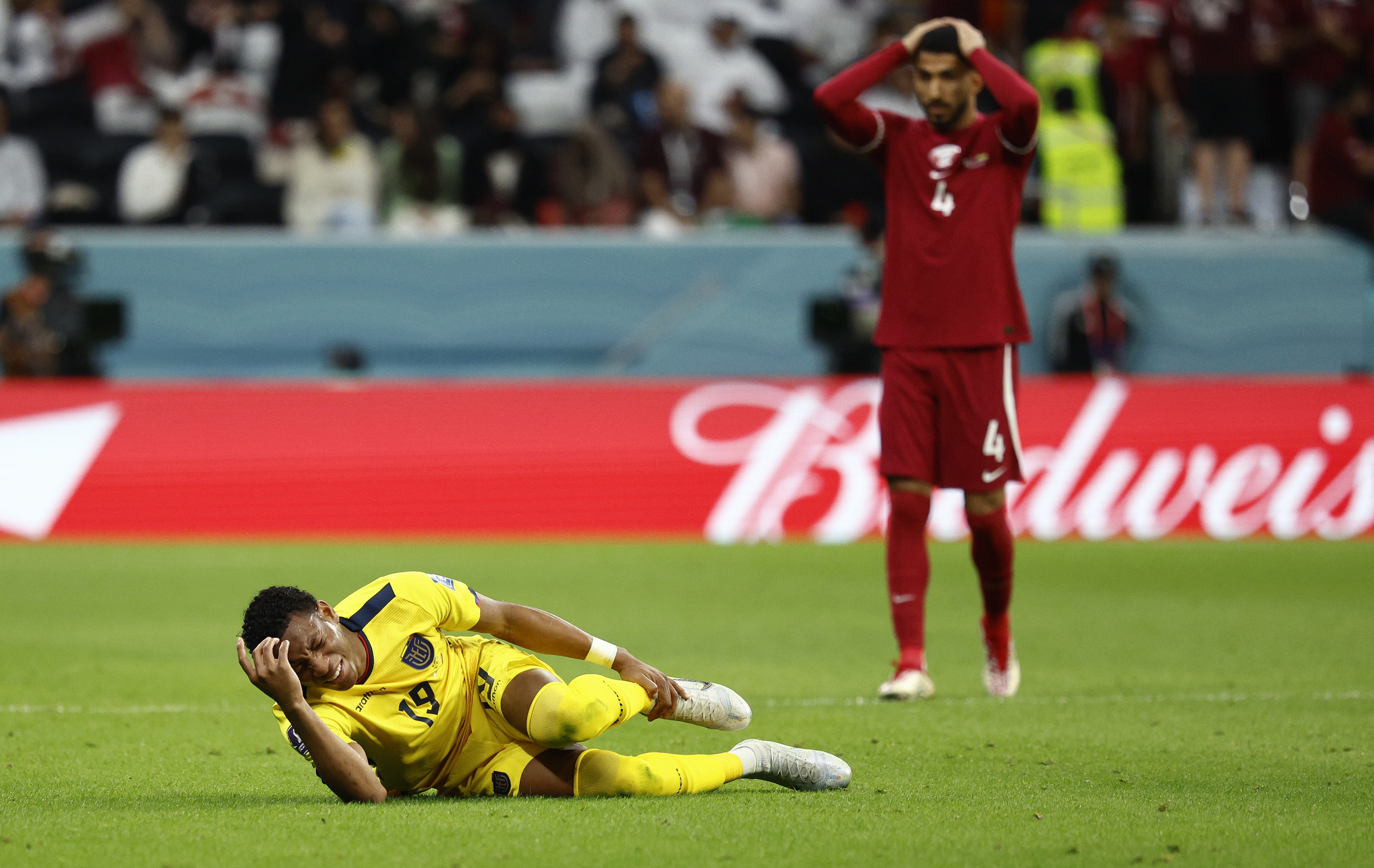 GR7031. AL KHOR (CATAR), 20/11/2022.- Gonzalo Plata (abajo) de Ecuador cae tras una falta hoy, en un partido de la fase de grupos del Mundial de Fútbol 2022 entre Catar y Ecuador en el estadio Al Bait en Al Khor (Catar). EFE/ Rodrigo Jiménez
