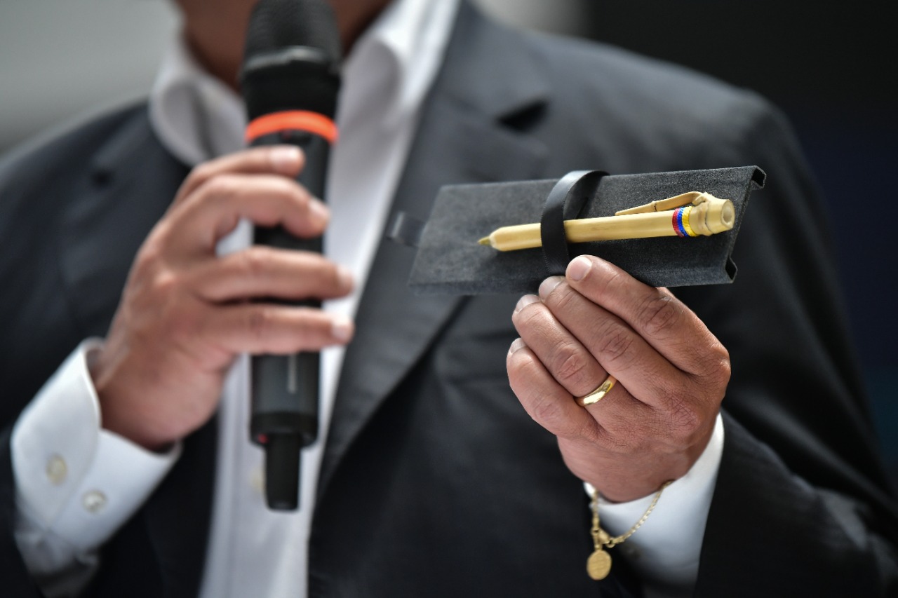 La ceremonia de inscripción tuvo entre sus símbolos un esfero de guadua con el que firmaron la inscripción y con el cual aspiran a firmar el acta de posesión el 7 de agosto.