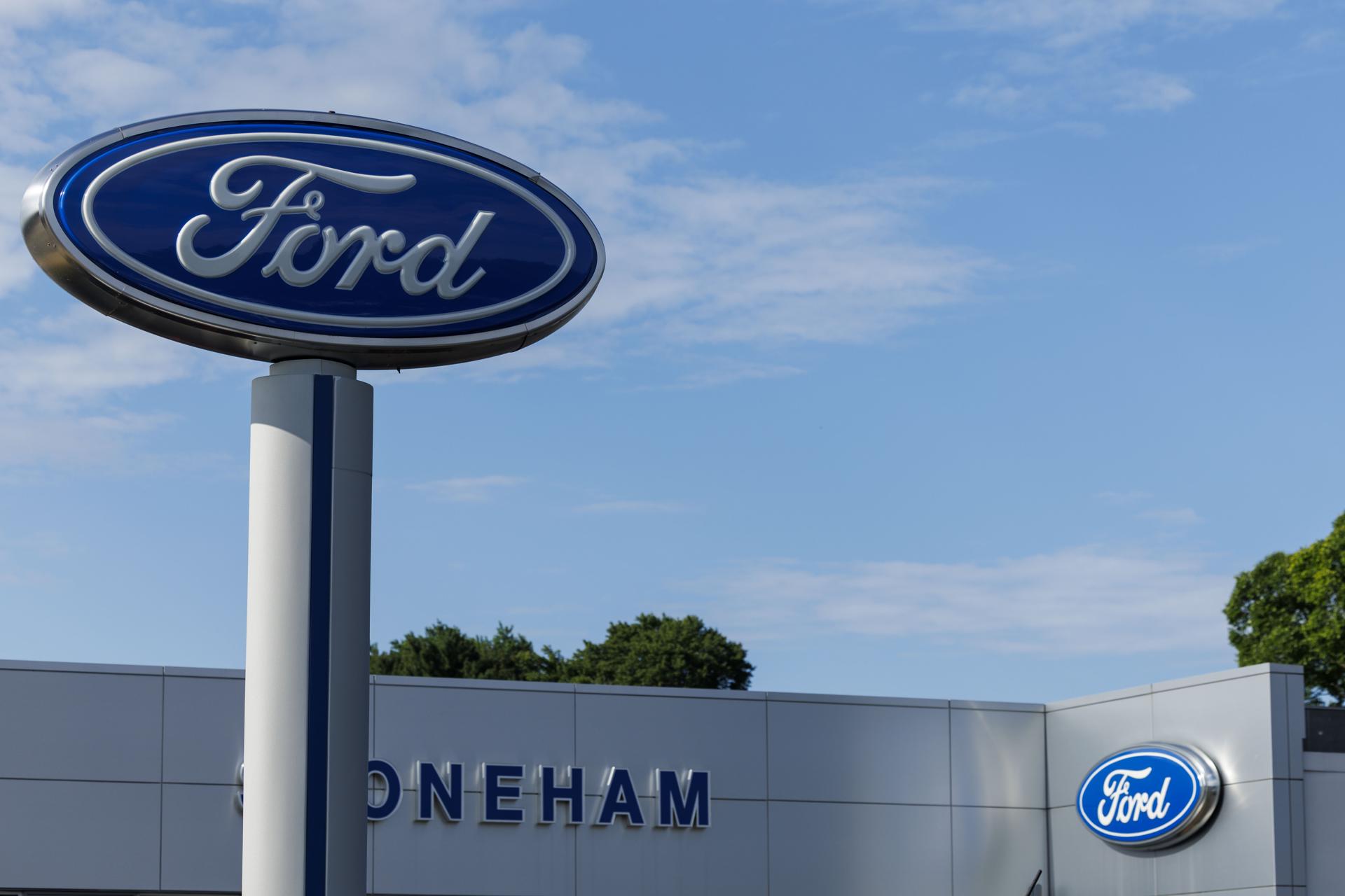 CEO de Ford: ventas de eléctricos caerán a la mitad por políticas de Trump