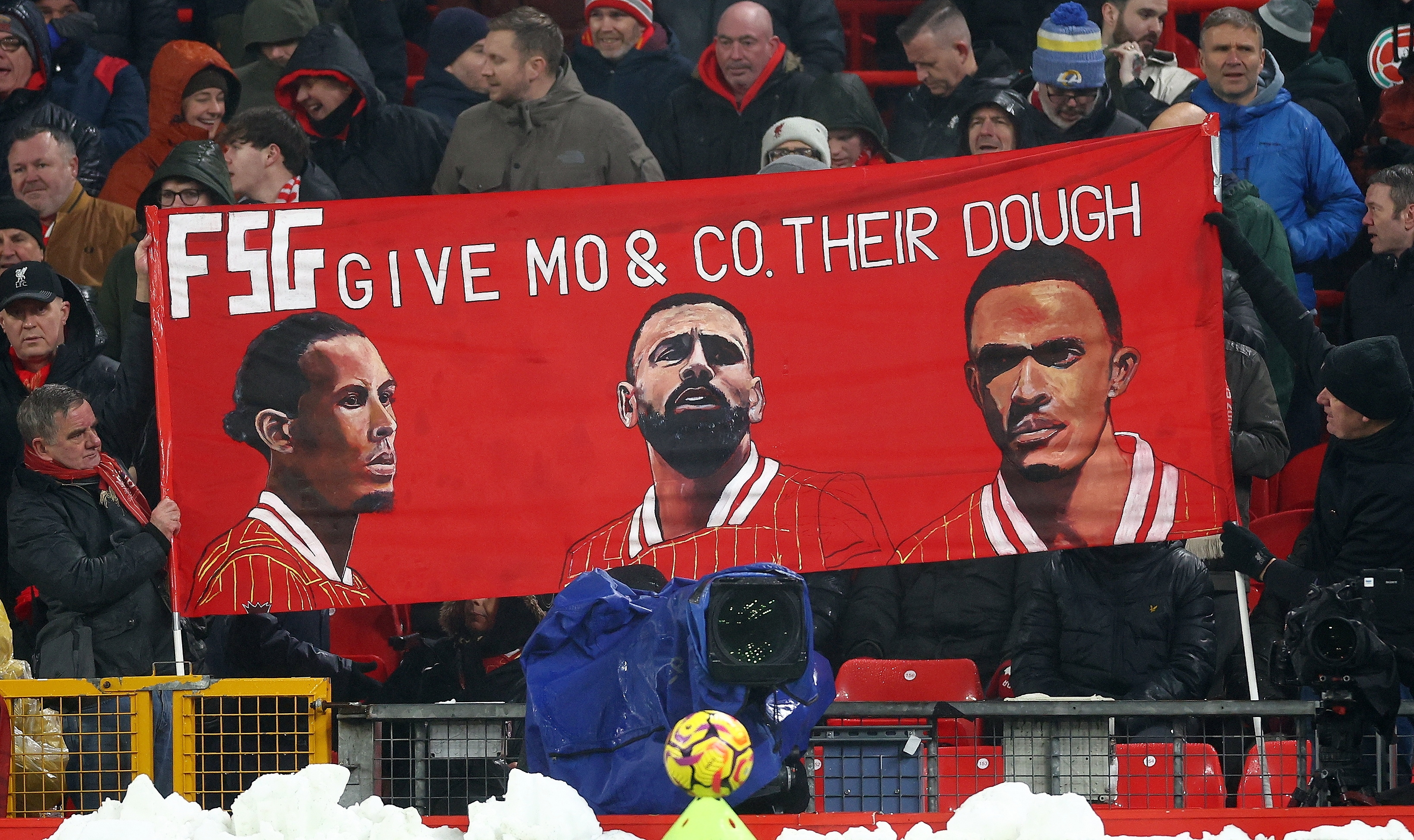 Liverpool (United Kingdom), 05/01/2025.- Liverpool supporters hold a banner depicting their players (L-R) Virgil van Dijk, Mohamed Salah, and Trent Alexander-Arnold on it, all will be free agents at the end of the season, during the English Premier League match between Liverpool FC and Manchester United, in Liverpool, Britain, 05 January 2025. (Reino Unido) EFE/EPA/ADAM VAUGHAN EDITORIAL USE ONLY. No use with unauthorized audio, video, data, fixture lists, club/league logos, 'live' services or NFTs. Online in-match use limited to 120 images, no video emulation. No use in betting, games or single club/league/player publications.