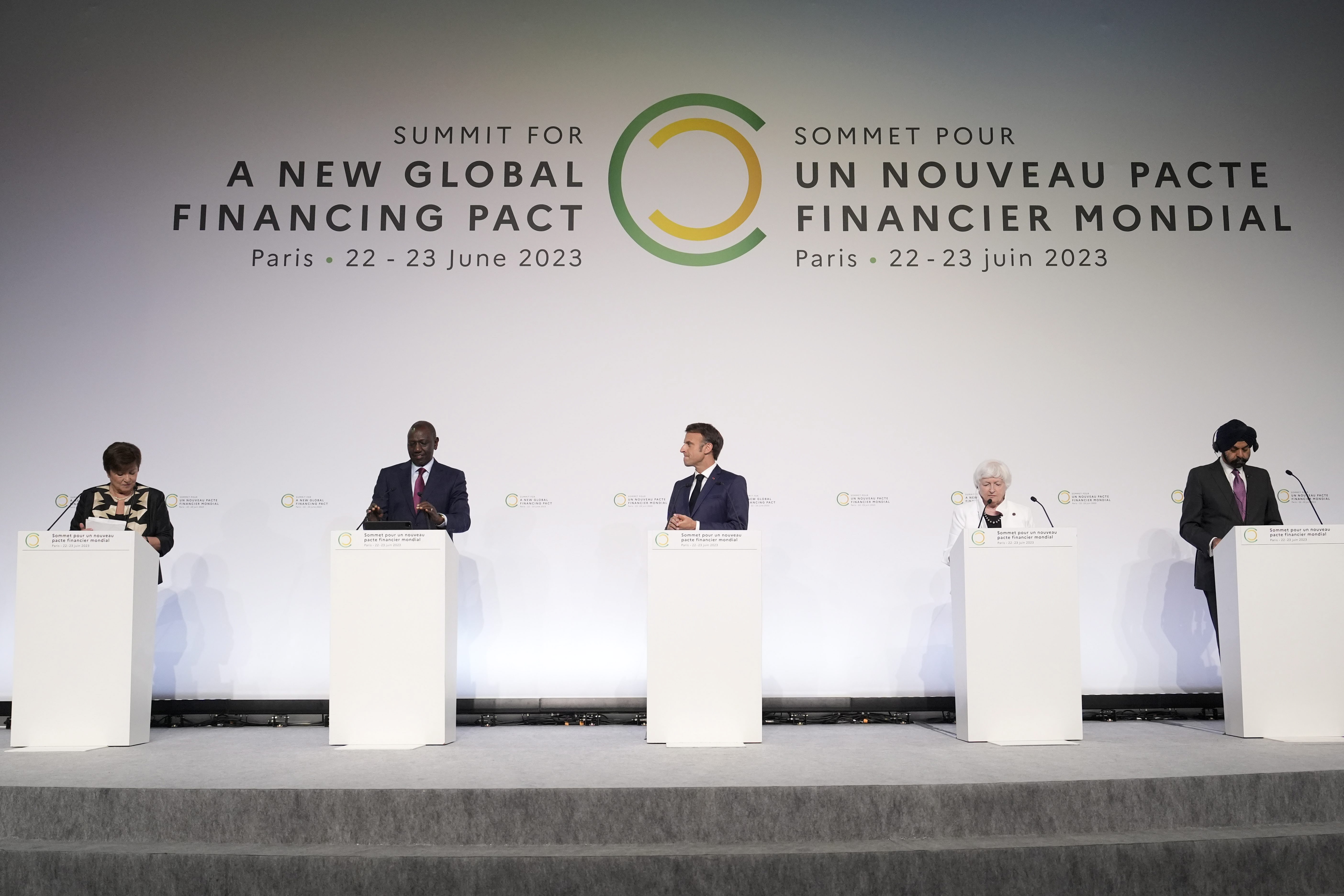 Gravar transporte marítimo, Plan Marshall de Petro y más ideas en cumbre de París