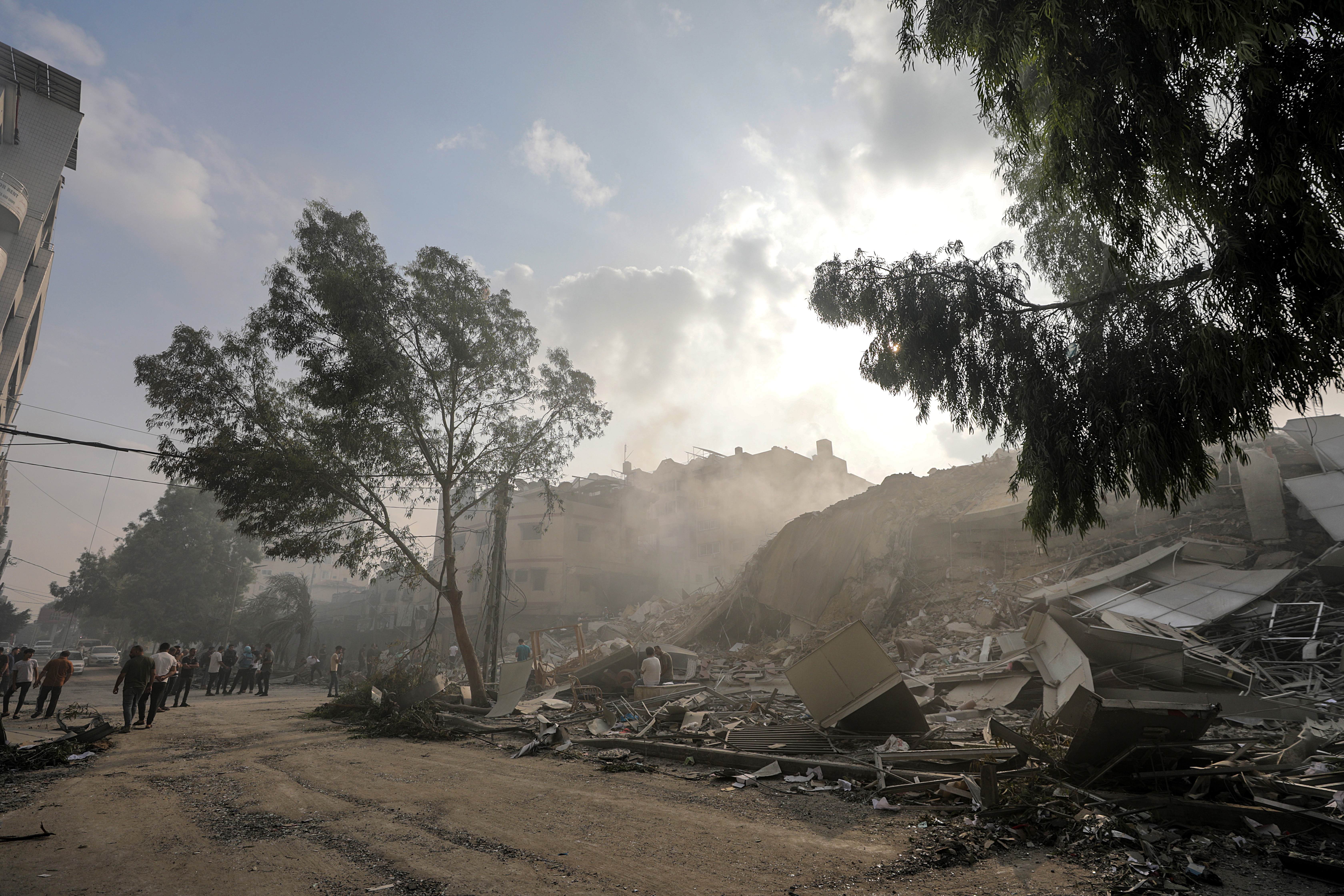 Gaza (-), 08/10/2023.- Palestinian inspect destroyed Al-Watan Tower following Israeli air strikes in Gaza City, 08 October 2023. Israeli air strikes, in retaliation for the 07 October Hamas attacks on Israel, have killed 413 people in the Gaza Strip, with almost 2,300 wounded, according to Palestinian Health Ministry. The attacks on Israel killed more than 700 Israelis and left over 2,240 injured, the Israeli army said 08 October. EFE/EPA/MOHAMMED SABER