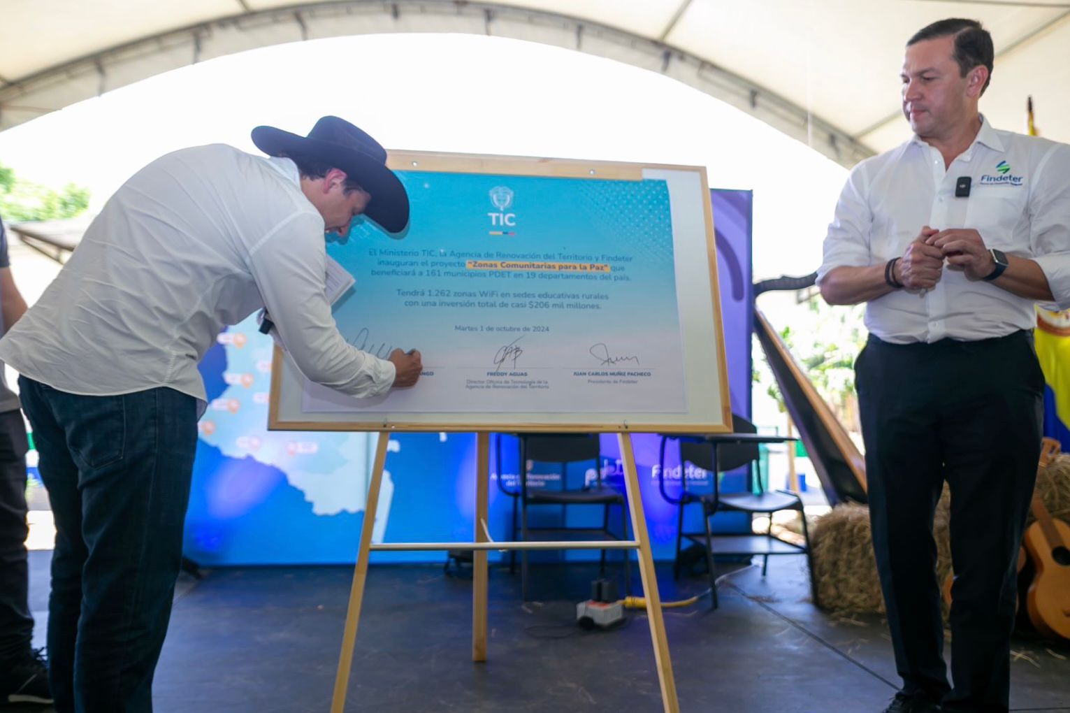 El ministro Mauricio Lizcano y el presidente de Findeter estuvieron en la inauguración de la primera Zona Comunitaria para la Paz en Meta.