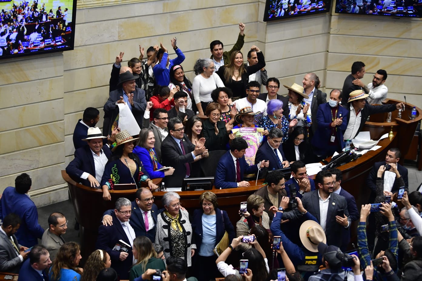“Lo logramos”: Pacto Histórico y ministros de Petro celebran victoria de la pensional
