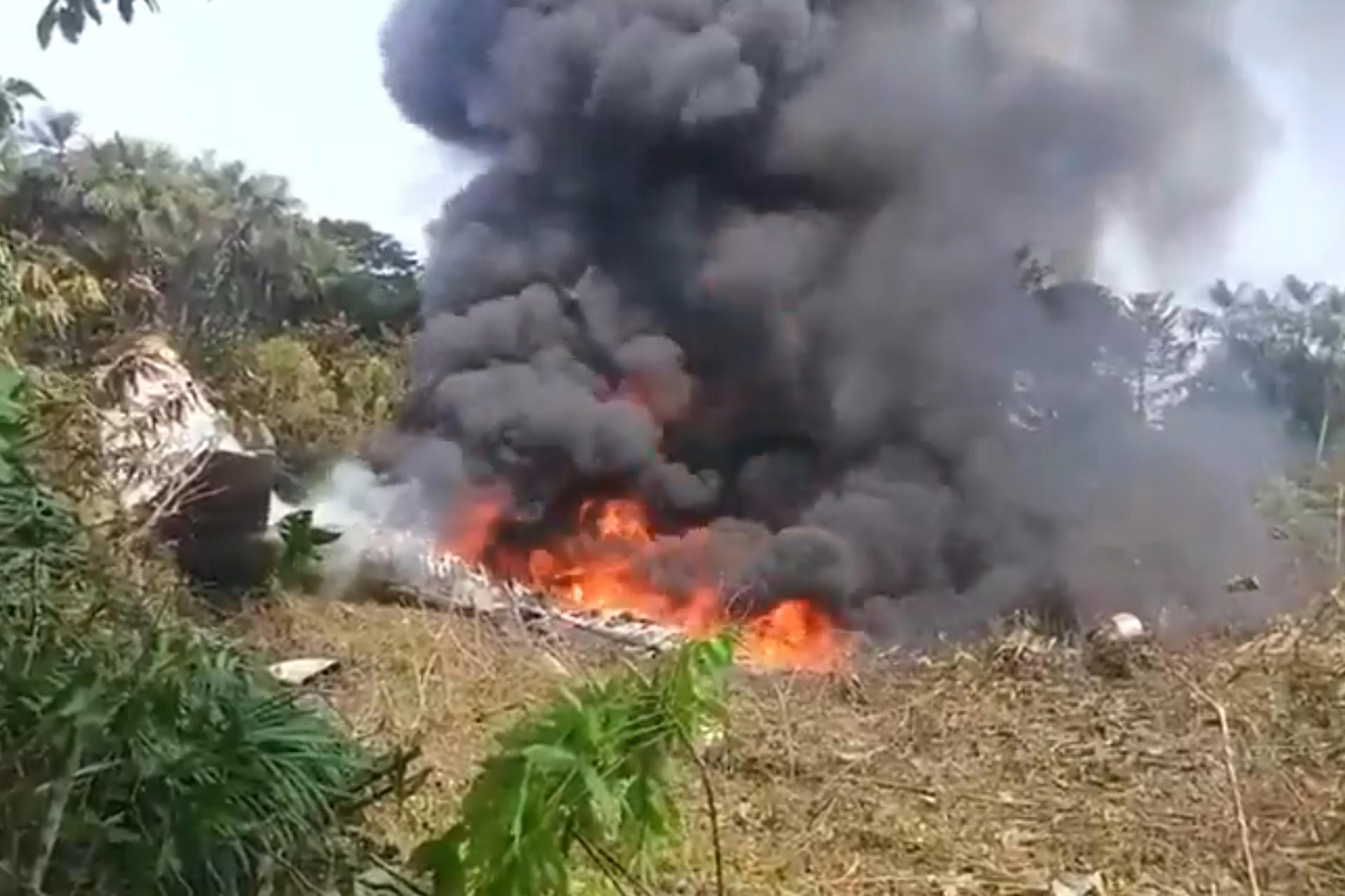 AME6775. BOGOTÁ (COLOMBIA), 23/03/2026.- Captura de video tomada de rastreo de redes que muestra el accidente de un avión este lunes, en Putumayo (Nariño). Un avión Hércules de la Fuerza Aeroespacial Colombiana (FAC) que transportaba soldados se accidentó pocos minutos después de despegar del aeropuerto de Puerto Leguízamo, en el departamento de Putumayo (sur), informó el ministro de Defensa, Pedro Sánchez Suárez, sin confirmar el número de víctimas. EFE/ Rastreo de Redes /SOLO USO EDITORIAL/ NO VENTAS/ SOLO DISPONIBLE PARA ILUSTRAR LA NOTICIA QUE ACOMPAÑA (CRÉDITO OBLIGATORIO)
