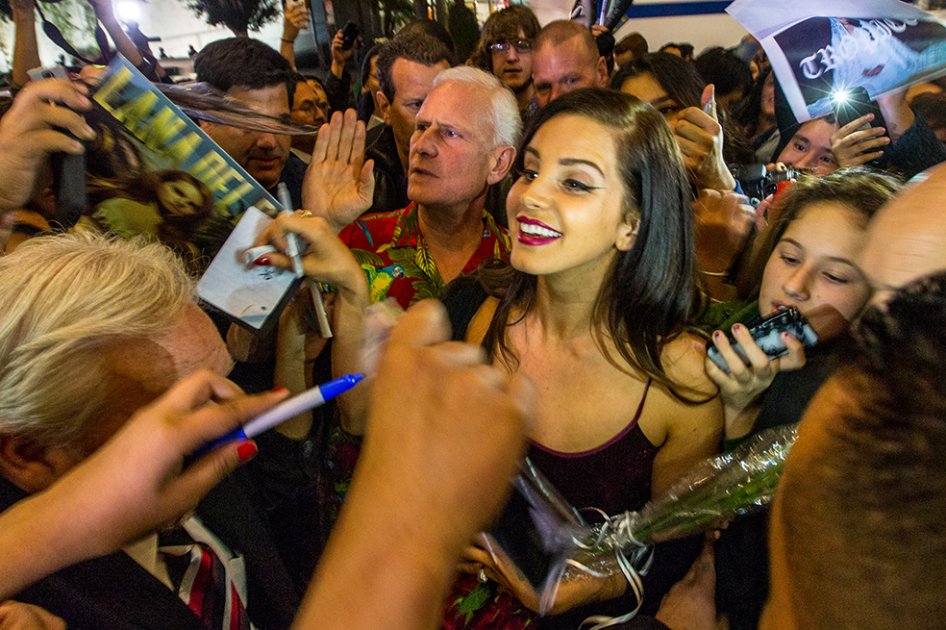 Lana del Rey logra alejarse de dos fans acosadoras