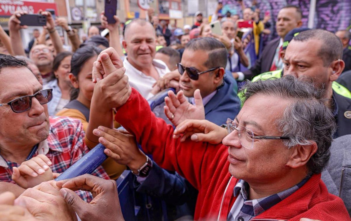 AME2134. BOGOTÁ (COLOMBIA), 26/10/2025.- El presidente de Colombia, Gustavo Petro, saluda a su llegada a un puesto de votación este domingo, durante las elecciones de consulta del partido Pacto Histórico este domingo, en Bogotá (Colombia). EFE/ Mauricio Dueñas Castañeda
