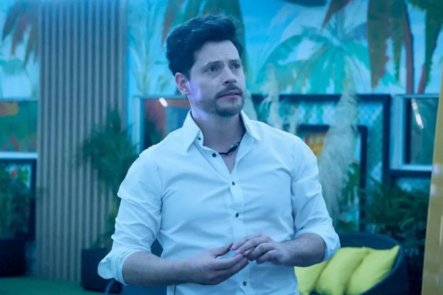 Julián de ‘La casa de los famosos’ es acusado de “cochino” por no bañarse