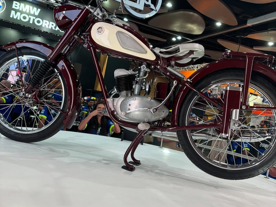 La Libélula Roja, primera moto de Yamaha, se exhibe en la Feria de las 2 Ruedas