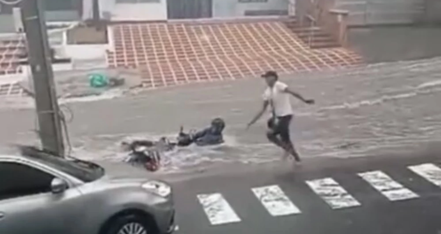 Motociclista fue arrastrado por un arroyo en Barranquilla