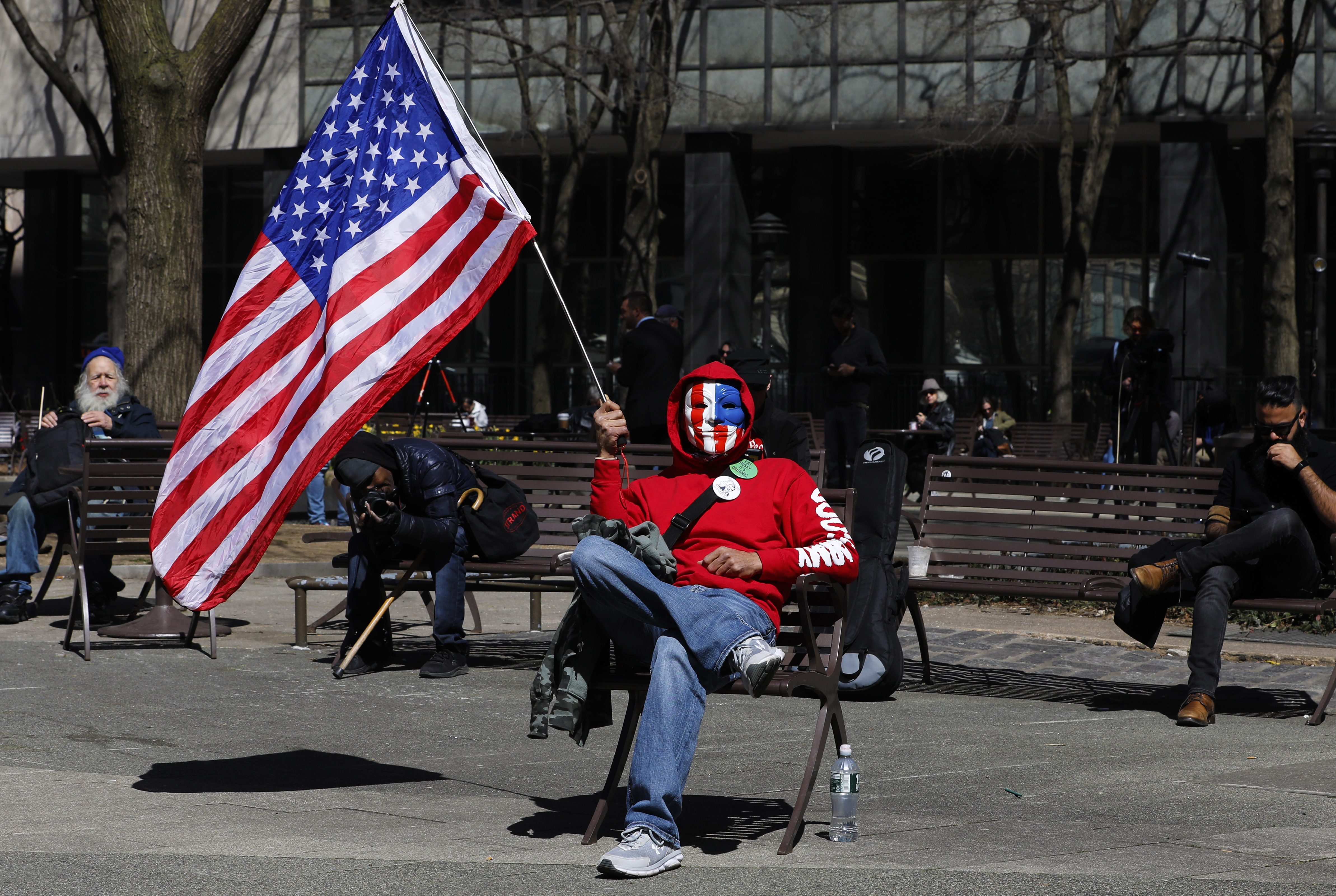 New York (United States), 21/03/2023.- A demonstrator supporting Donald Trump sits outside of New York Criminal Court in advance of a potential Indictment of Former President Donald Trump in New York, USA, 21 March 2023. Major US News organizations continue to report the likelihood that former President Donald J. Trump may be the first US President to be formally indicted on charges related to hush-money payments to porn star Stormy Daniels. (Estados Unidos, Nueva York) EFE/EPA/Peter Foley