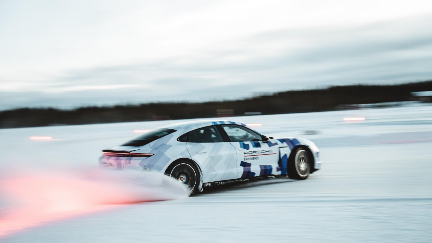 Porsche Taycan rompe récord Guinness: 17 kilómetros de derrape sobre hielo