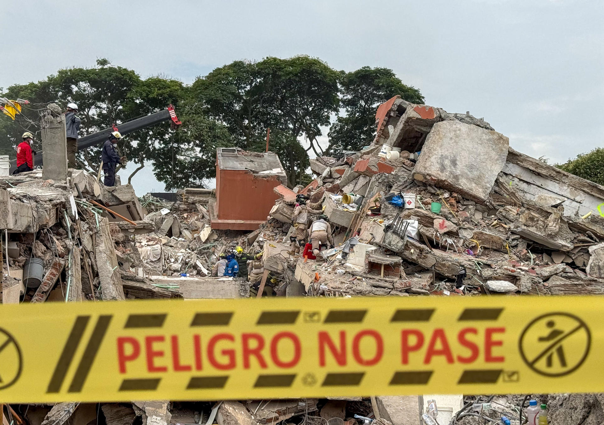 FOTODELDÍA AME9740. CALI (COLOMBIA), 16/08/2026.- Rescatistas realizan este domingo labores de búsqueda en los escombros del edificio Torres del Limonar, destruido por el terremoto del pasado lunes, en Cali (Colombia). Una semana después, decenas de rescatistas de varios países trabajan sin descanso para tratar de recuperar los cuerpos de las personas que murieron bajo toneladas de escombros. EFE/ Mario Baos
