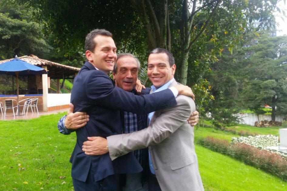 Luis Alfredo Ramos junto a sus dos hijos celebrando su libertad. / Foto: Cortesía