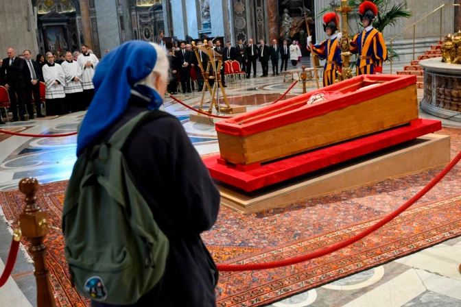 ¿Quién es la monja que se saltó el protocolo y lloró ante el féretro del papa?