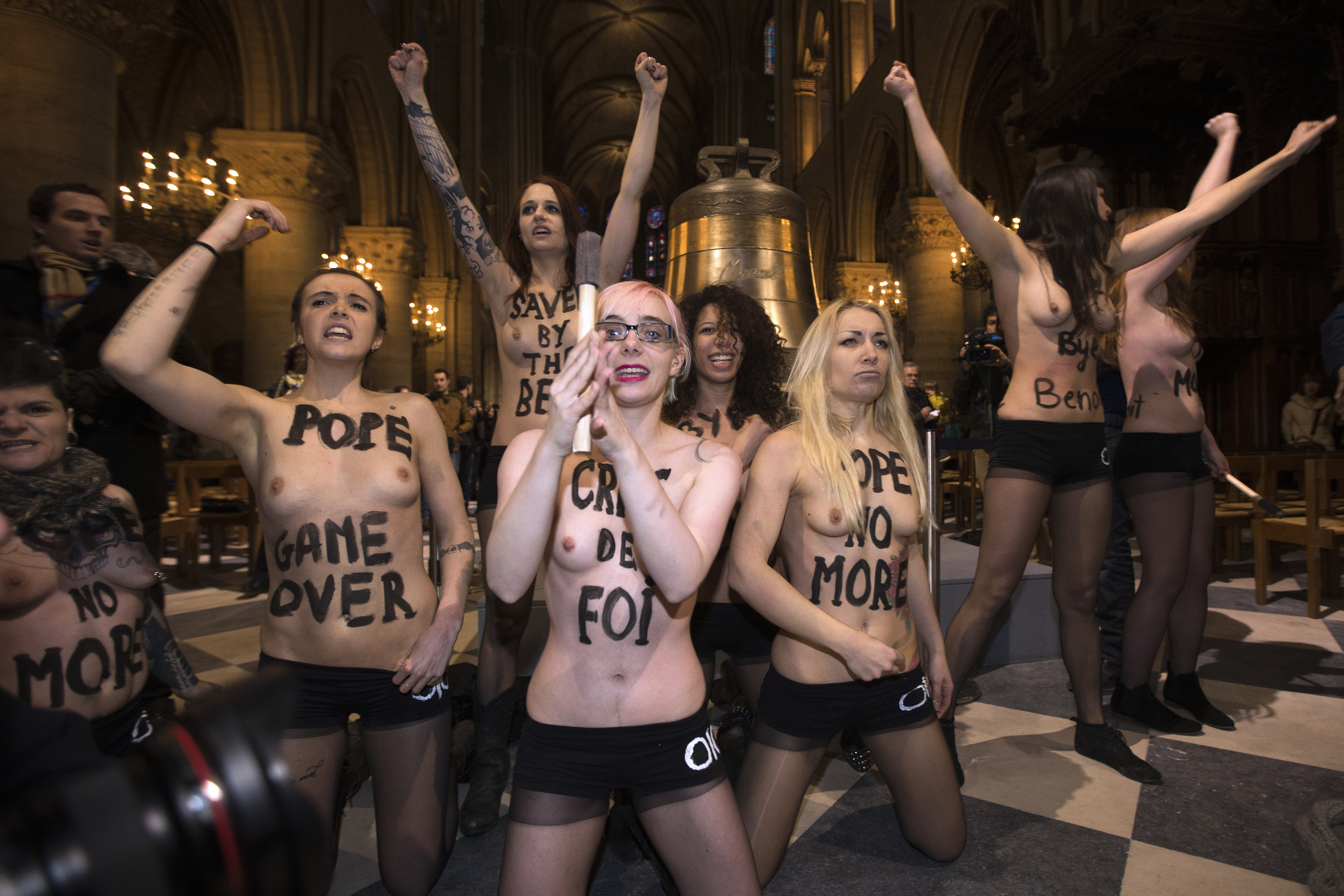 Femen celebra la renuncia del Papa Benedicto XVI