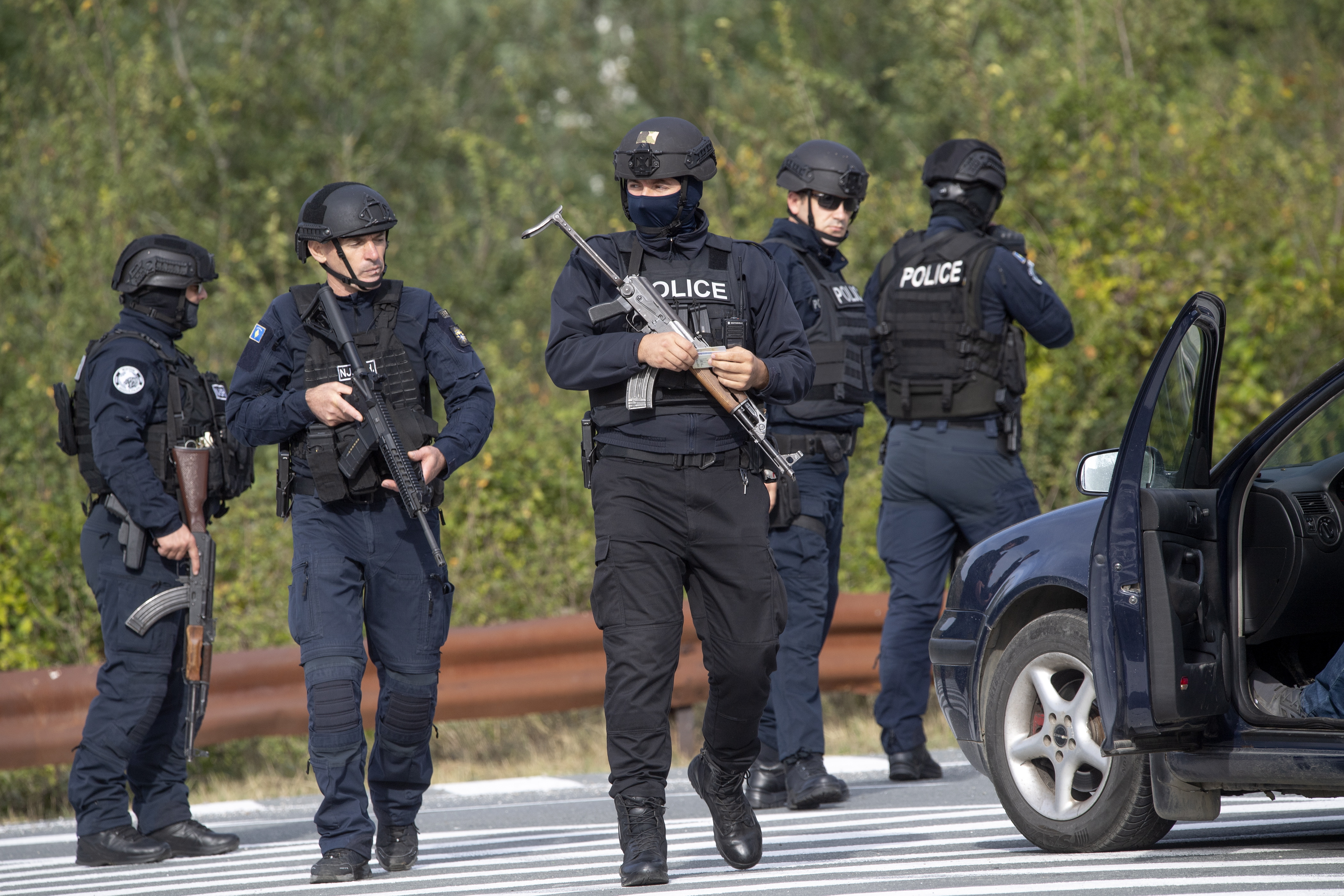 Banjska (Serbia), 27/09/2023.- Armed Kosovo police officers stand at a security checkpoint near the village of Banjska, Kosovo, 27 September 2023. A Kosovar Albanian police officer on 24 September was killed by Serb gunmen who later barricaded themself in the XIV century Serbian Orthodox Banjska monastery and traded gunfire for hours, Kosovo authorities confirmed. Police regained control of the area late on the same day. The incident came at a fragile moment in the Kosovo - Serbia European Union-facilitated dialogue to normalize ties between the two parties. EFE/EPA/GEORGI LICOVSKI
