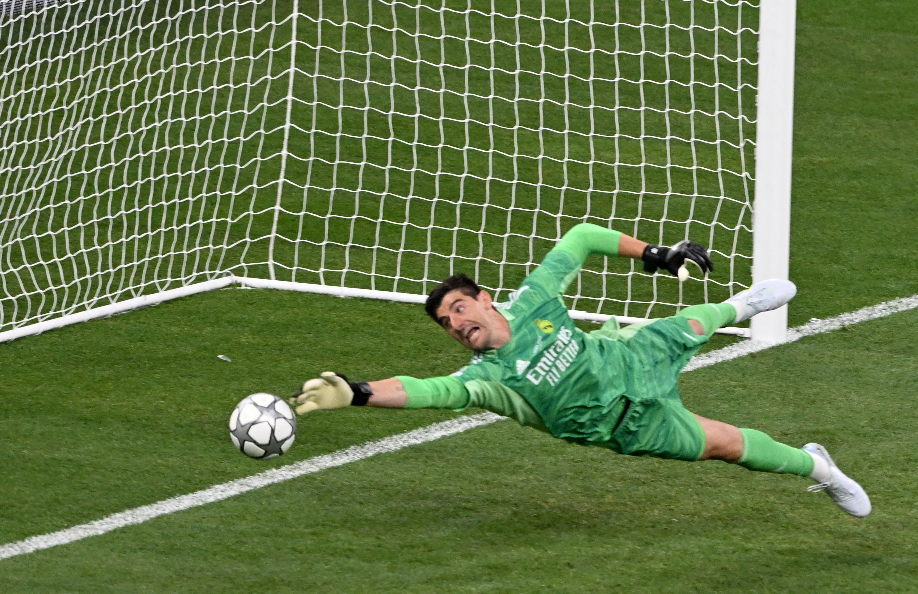 Saint-denis (France), 28/05/2022.- Goalkeeper Thibaut Courtois of Real Madrid saves the ball during the UEFA Champions League final between Liverpool FC and Real Madrid at Stade de France in Saint-Denis, near Paris, France, 28 May 2022. (Liga de Campeones, Francia) EFE/EPA/FILIP SINGER