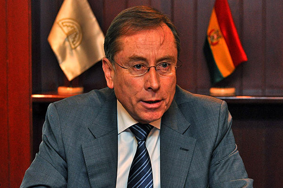 Ecuador no retirará de Lima a embajador que golpeó dos mujeres