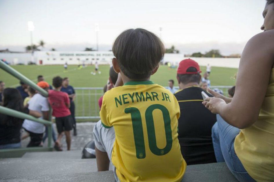 Neymar carga a niño que se mete en la cancha en el entrenamiento de Brasil
